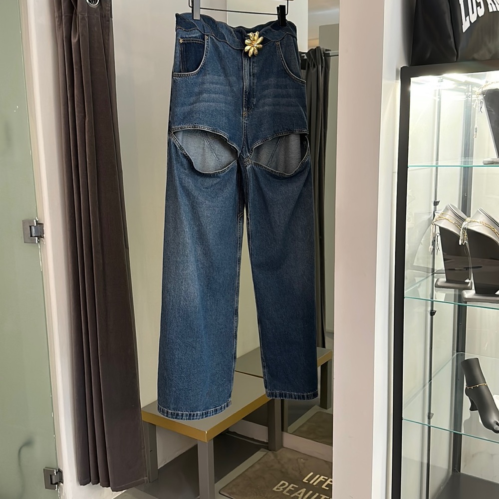 Area blue jeans with gold buckle